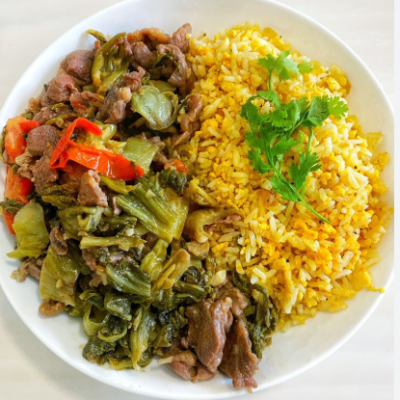 Cơm rang dưa bò là một món ăn dân dã nhưng lại có sức hấp dẫn đặc biệt nhờ sự kết hợp độc đáo giữa vị chua thanh của dưa cải và vị đậm đà của thịt bò. Ngay từ khi vừa được bưng ra, món ăn đã gây ấn tượng bởi màu sắc hài hòa: hạt cơm vàng tơi, xen lẫn màu nâu của thịt bò, màu vàng xanh của dưa chua và chút xanh của hành lá. Tất cả tạo nên một tổng thể giản dị nhưng vô cùng cuốn hút. Điểm nổi bật của cơm rang dưa bò nằm ở phần cơm được rang khéo léo. Cơm thường là cơm nguội, khi rang sẽ tơi, săn và không bị dính. Dưới bàn tay người chế biến, từng hạt cơm được đảo đều trên chảo nóng, thấm gia vị vừa phải, tạo nên hương thơm đặc trưng. Khi cơm đạt độ khô và vàng nhẹ, người ta sẽ cho dưa chua và thịt bò vào đảo cùng, giúp các nguyên liệu hòa quyện vào nhau. Dưa cải chua là thành phần không thể thiếu, mang đến vị chua nhẹ, giòn và thanh mát. Vị chua này không quá gắt mà vừa đủ để kích thích vị giác, giúp món ăn trở nên đỡ ngấy hơn. Khi được xào cùng cơm, dưa cải tiết ra chút nước chua dịu, thấm vào từng hạt cơm, tạo nên hương vị rất riêng mà khó món ăn nào có được. Thịt bò được thái mỏng, ướp nhẹ với gia vị như tỏi, tiêu và một chút nước mắm để giữ được độ mềm và vị ngọt tự nhiên. Khi xào nhanh trên lửa lớn, thịt bò chín tới, mềm và không bị dai. Vị ngọt của thịt bò kết hợp với vị chua của dưa và vị béo nhẹ của cơm rang tạo nên một sự cân bằng hoàn hảo, khiến người ăn càng ăn càng thấy ngon miệng. Ngoài hương vị hấp dẫn, cơm rang dưa bò còn có giá trị dinh dưỡng đáng kể. Thịt bò là nguồn cung cấp protein và sắt dồi dào, giúp tăng cường sức khỏe và năng lượng cho cơ thể. Dưa cải tuy đơn giản nhưng lại cung cấp chất xơ, hỗ trợ tiêu hóa. Khi kết hợp với cơm – nguồn tinh bột chính – món ăn trở thành lựa chọn hợp lý cho một bữa ăn đầy đủ và tiện lợi. Món ăn này còn mang nét đặc trưng của ẩm thực Việt Nam, nơi những nguyên liệu quen thuộc được kết hợp sáng tạo để tạo nên hương vị mới lạ. Không cần quá cầu kỳ hay đắt đỏ, chỉ với cơm, dưa chua và thịt bò, người ta đã có thể tạo nên một món ăn ngon miệng, phù hợp với nhiều đối tượng. Trong cuộc sống hiện đại, cơm rang dưa bò vẫn luôn được ưa chuộng bởi sự nhanh gọn và dễ ăn. Một đĩa cơm rang nóng hổi, thơm lừng không chỉ giúp no bụng mà còn mang lại cảm giác ấm áp, gần gũi. Đây không chỉ là món ăn bình dân mà còn là minh chứng cho sự tinh tế trong cách kết hợp nguyên liệu của ẩm thực Việt.