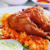 Cơm gà xối mỡ là món ăn hấp dẫn với hương vị đậm đà và vẻ ngoài bắt mắt. Phần cơm vàng óng, tơi xốp, được nấu từ nước luộc gà nên thơm và béo nhẹ. Điểm nổi bật nhất là miếng gà chiên giòn, lớp da vàng rụm, thịt bên trong mềm ngọt, giữ được độ mọng nước. Khi ăn, lớp da giòn tan kết hợp với cơm nóng tạo nên sự hòa quyện hoàn hảo. Món ăn thường được dùng kèm dưa leo, cà chua và rau sống để tăng độ tươi mát, cân bằng vị béo. Nước chấm chua ngọt hoặc xì dầu giúp món ăn thêm phần đậm đà. Không chỉ ngon, cơm gà xối mỡ còn cung cấp nhiều năng lượng, phù hợp cho bữa ăn no lâu. Đây là lựa chọn quen thuộc, được nhiều người yêu thích.