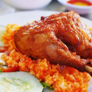 Cơm gà xối mỡ là món ăn hấp dẫn với hương vị đậm đà và vẻ ngoài bắt mắt. Phần cơm vàng óng, tơi xốp, được nấu từ nước luộc gà nên thơm và béo nhẹ. Điểm nổi bật nhất là miếng gà chiên giòn, lớp da vàng rụm, thịt bên trong mềm ngọt, giữ được độ mọng nước. Khi ăn, lớp da giòn tan kết hợp với cơm nóng tạo nên sự hòa quyện hoàn hảo. Món ăn thường được dùng kèm dưa leo, cà chua và rau sống để tăng độ tươi mát, cân bằng vị béo. Nước chấm chua ngọt hoặc xì dầu giúp món ăn thêm phần đậm đà. Không chỉ ngon, cơm gà xối mỡ còn cung cấp nhiều năng lượng, phù hợp cho bữa ăn no lâu. Đây là lựa chọn quen thuộc, được nhiều người yêu thích.