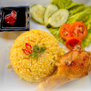 Cơm gà xối mỡ là món ăn hấp dẫn với hương vị đậm đà và vẻ ngoài bắt mắt. Phần cơm vàng óng, tơi xốp, được nấu từ nước luộc gà nên thơm và béo nhẹ. Điểm nổi bật nhất là miếng gà chiên giòn, lớp da vàng rụm, thịt bên trong mềm ngọt, giữ được độ mọng nước. Khi ăn, lớp da giòn tan kết hợp với cơm nóng tạo nên sự hòa quyện hoàn hảo. Món ăn thường được dùng kèm dưa leo, cà chua và rau sống để tăng độ tươi mát, cân bằng vị béo. Nước chấm chua ngọt hoặc xì dầu giúp món ăn thêm phần đậm đà. Không chỉ ngon, cơm gà xối mỡ còn cung cấp nhiều năng lượng, phù hợp cho bữa ăn no lâu. Đây là lựa chọn quen thuộc, được nhiều người yêu thích.